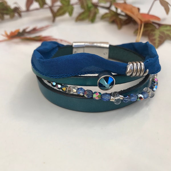 Leder und Seide Wickelarmband Enzian Blau