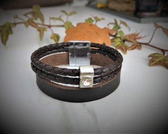 Bracelet en cuir marron avec fermoir magnétique en acier inoxydable.