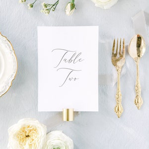 THE ADÈLE, Numero di tavolo moderno, Numero di tavolo di nozze stampato, Carta di numero di tavolo, Segno di matrimonio, Segno di numero di tavolo, Numero di tavolo di calligrafia