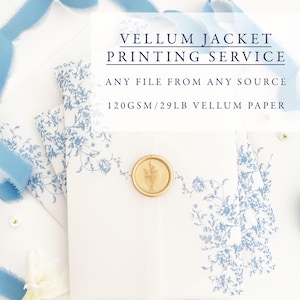 Op de afbeelding: Vellum jacket printservice met blauw bloemmotief. De tekst luidt: "Vellum Jacket Printing Service, Any File From Any Source, 120 g/29 lb Vellum Paper." Inclusief een gouden waszegel en lichtblauw lint.