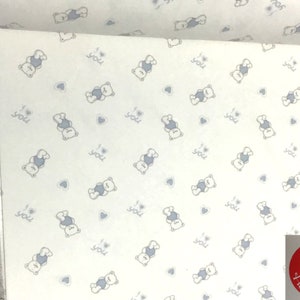Könnte beinhalten: Weißer Stoff mit einem sich wiederholenden Muster aus kleinen blauen Teddybären und den Worten "Ich liebe dich".