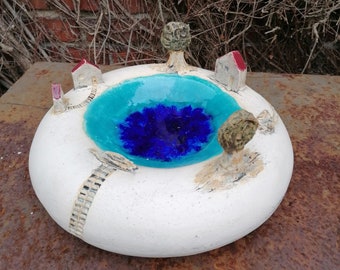 Bebedouro para pássaros de cerâmica com casinha e árvore | Feito à mão, resistente às intempéries | Decoração de jardim em barro | Bebedouro para pássaros azul turquesa, 3 tamanhos