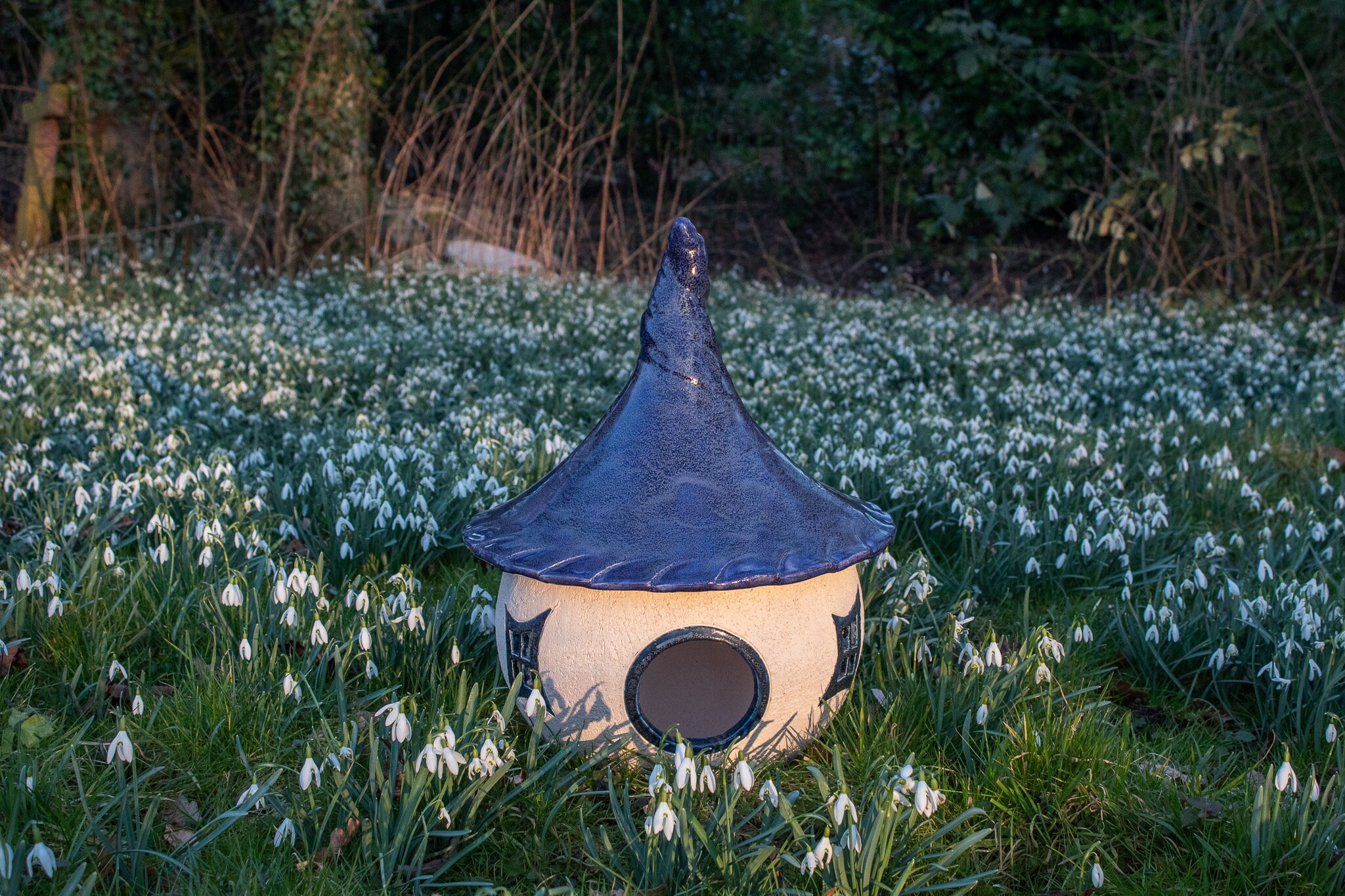 Handgefertigtes Vogelhaus Mit Kunterbuntem Dach – Perfekt Für Deinen Garten