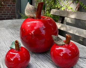 Juego de 3 manzanas rojas de cerámica hechas a mano.