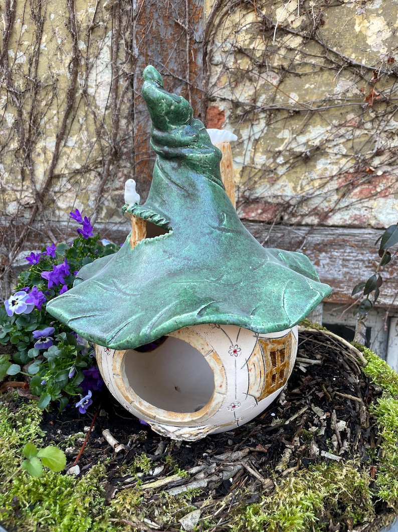 Comedero para pájaros hecho a mano: una divertida casita para pájaros resistente a las heladas en 3 tamaños, un artículo único para amantes de la jardinería y los animales. imagen 1