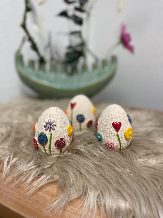 Handgemachtes Keramik Frühlingsdeko Ostereier 3er Set – handgetöpferte Unikate, Höhe 7,5cm, wetterfest, Gartendeko & Osterdeko