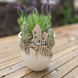 Jarrón de cerámica artesanal con casas: pieza única | Decoración de mesa moderna | Idea de regalo | Jarrón escultural | Jarrón de cerámica artesanal en dos tamaños