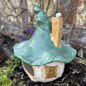 Comedero para pájaros hecho a mano: una divertida casita para pájaros resistente a las heladas en 3 tamaños, un artículo único para amantes de la jardinería y los animales. imagen 5