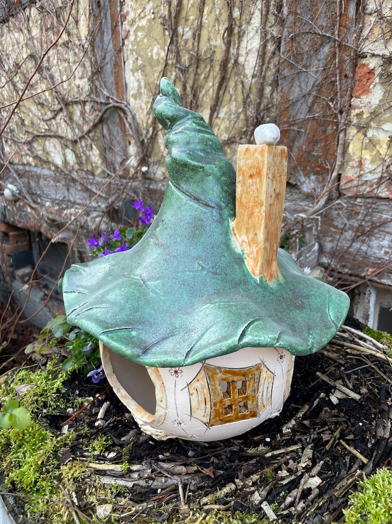 Comedero para pájaros hecho a mano: una divertida casita para pájaros resistente a las heladas en 3 tamaños, un artículo único para amantes de la jardinería y los animales. imagen 5