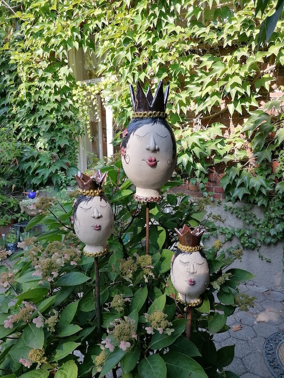Keramik Kopf Königin handgemacht Unikat – wetter- & frostsicher, Gartendeko auf Stange oder Tisch, 30 cm