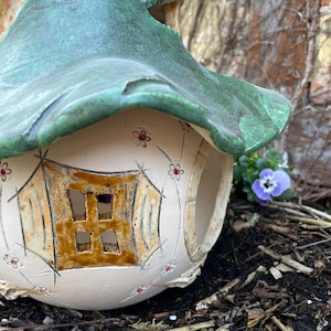 Comedero para pájaros hecho a mano: una divertida casita para pájaros resistente a las heladas en 3 tamaños, un artículo único para amantes de la jardinería y los animales. imagen 6