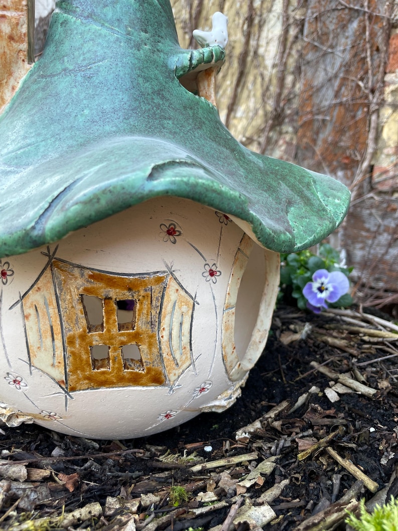 Comedero para pájaros hecho a mano: una divertida casita para pájaros resistente a las heladas en 3 tamaños, un artículo único para amantes de la jardinería y los animales. imagen 6