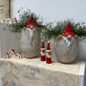 Gnomvas Keramik Set med 2 Handgjorda | Röd Juldekoration | Jultomtevas Borddekoration Fönsterdekoration | Julklapp