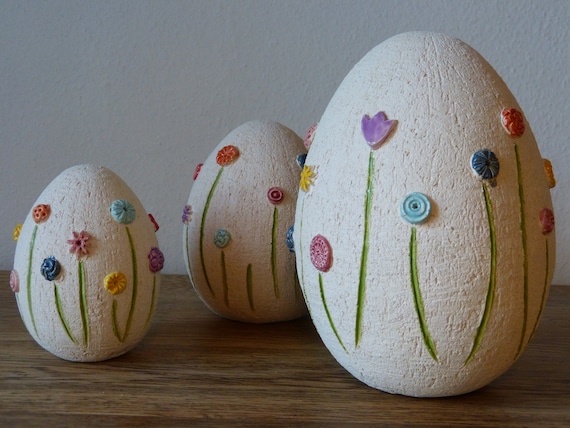 Handgetöpfertes Frühlingsei in 4 Größen. Frühlings- & Osterschmuck aus Keramik für eine blühende Garten- und Hausdekoration