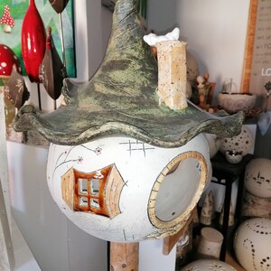 Comedero para pájaros hecho a mano: una divertida casita para pájaros resistente a las heladas en 3 tamaños, un artículo único para amantes de la jardinería y los animales. imagen 3