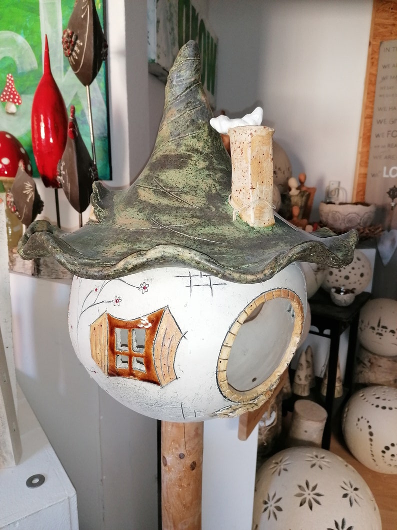 Comedero para pájaros hecho a mano: una divertida casita para pájaros resistente a las heladas en 3 tamaños, un artículo único para amantes de la jardinería y los animales. imagen 3