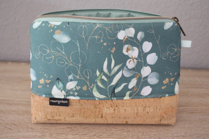 Cotton/cork toiletry bag with inner compartment image 3