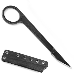 Puede incluir: Un cuchillo de uso general negro con un mango de anillo y una funda de pl&aacute;stico negro. El cuchillo tiene una hoja afilada y puntiaguda.