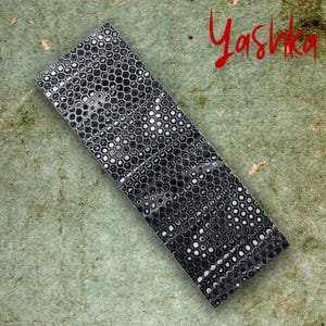 Może przedstawiać: Biały ceramiczny kubek z czarnym uchwytem i napisem "But First, Coffee" w stylu odręcznym. Kubek stoi na białej powierzchni. Kubek ma 10 cm wysokości.