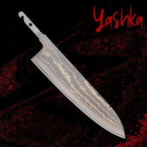 Puede incluir: Un cuchillo de chef grande de acero inoxidable con una hoja estampada. La hoja tiene un aspecto de veta de madera con tonos de gris, beige y rojo. La palabra "Yashka" está escrita en rojo en la esquina superior derecha.