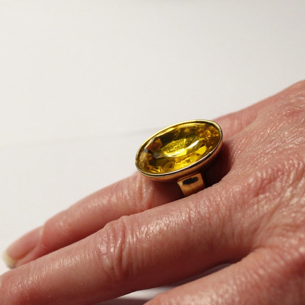 Magnifique bague en or remplie de pierres précieuses citrine