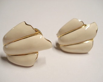 Fan-shaped earrings