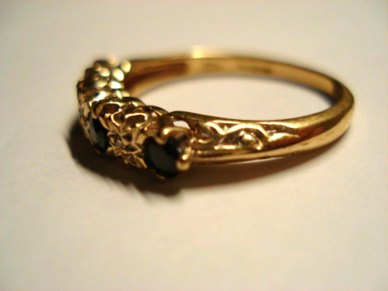 Antieke Ring 9 Ct. goud met saffieren en diamanten afbeelding 4