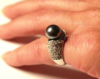 Anillo en plata de ley con perla negra real y diamantes.