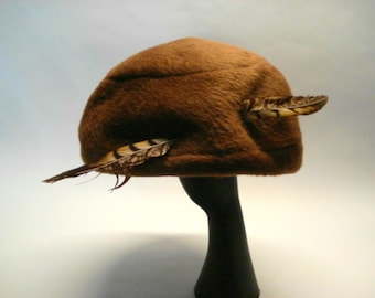 Cappellino fatto a mano anni 50 con piuma decorativa