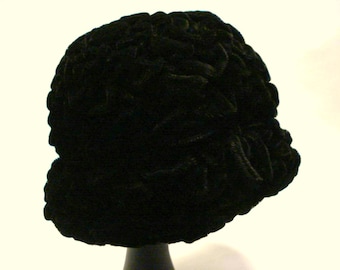 Cappellino vintage in velluto nero tipo astrakan 1960