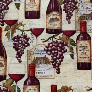 Puede incluir: Un dise&ntilde;o de tela de estilo vintage con botellas de vino, uvas y copas de vino. Las botellas tienen etiquetas con el texto "Chateau Saint Leon 1-Cru Nancy", "Chateau Pierre Cheval Grand Cru Classe 1955" y "Chateau Saint-L Fon 1-Cru Nancy".