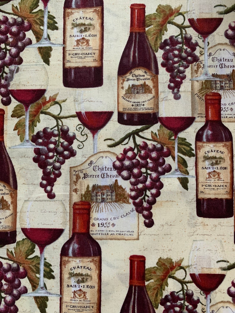 Puede incluir: Un dise&ntilde;o de tela de estilo vintage con botellas de vino, uvas y copas de vino. Las botellas tienen etiquetas con el texto "Chateau Saint Leon 1-Cru Nancy", "Chateau Pierre Cheval Grand Cru Classe 1955" y "Chateau Saint-L Fon 1-Cru Nancy".