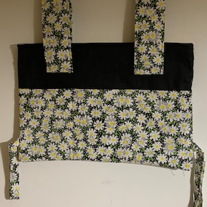 Walker Tote Bag, large storage area, 5 pockets, adjustable length and width, Patterns for men and women, fits stroller Black w daisies