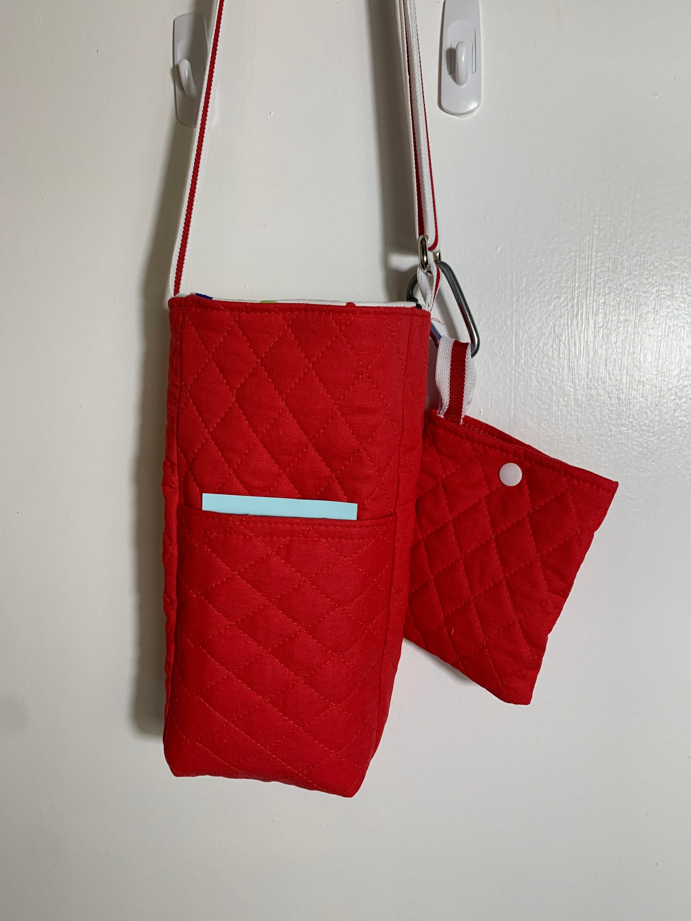 Quilted Water Bottle Holder: Crossbody Carrier with Phone Pocket & Pouch