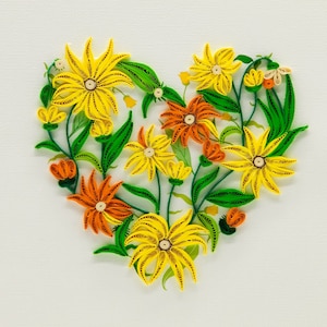 Flores em cartão quilling em forma de coração verde amarelo, cartão de aniversário, cartão de dia dos namorados, cartão de dia das mães, amor, casamento, cartão de casamento verde