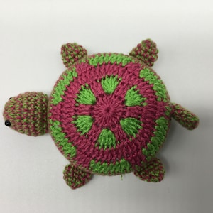 Umhäkeltes Maßband Schildkröte Motiv, Rollmaßband Schildkröte, gehäkelter Schlüsselanhänger, süßes Geschenk für Kinder und kreative Leute Bild 6