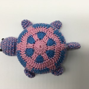 Umhäkeltes Maßband Schildkröte Motiv, Rollmaßband Schildkröte, gehäkelter Schlüsselanhänger, süßes Geschenk für Kinder und kreative Leute Bild 3