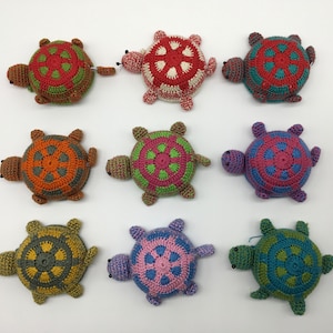 Umhäkeltes Maßband Schildkröte Motiv, Rollmaßband Schildkröte, gehäkelter Schlüsselanhänger, süßes Geschenk für Kinder und kreative Leute Bild 1