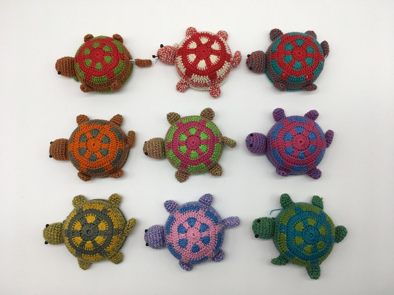 Umhäkeltes Maßband Schildkröte Motiv, Rollmaßband Schildkröte, gehäkelter Schlüsselanhänger, süßes Geschenk für Kinder und kreative Leute Bild 1