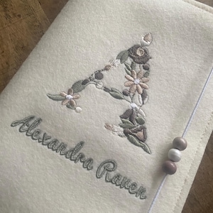 U-Heft-Hülle aus Filz - personalisiert-  Blumen-Monogramm - freie Farbwahl!