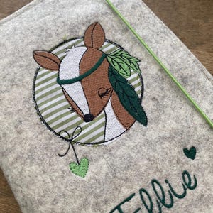 U-Heft-Hülle für Jungs - boho Reh mit Federn - Waldfreunde, grün, Bambi