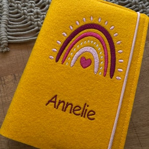 U-Heft-Hülle aus Wollfilz - Regenbogen Beeren-Töne - Scandi, Boho - U-Hefthülle mit Namen - freie Farbwahl!