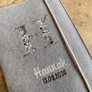 U-Heft-Hülle aus Filz - personalisiert-  Blumen-Monogramm - freie Farbwahl!