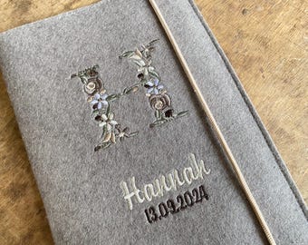U-book cover made of felt - personalized - flower monogram - free choice of color!