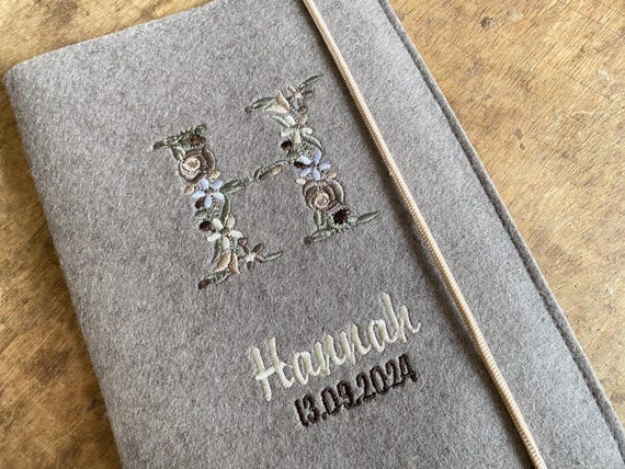 U-book cover made of felt - personalized - flower monogram - free choice of color!