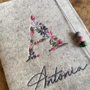 U-Heft-Hülle aus Filz - personalisiert-  Blumen-Monogramm - freie Farbwahl!