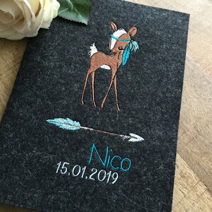 U-Hefthülle aus Wollfilz mit Namen - süßes Reh, Uhefthülle aus Wollfilz, Filzhülle U-Heft Bambi,Boho, Federn, anthrazit/türkis,