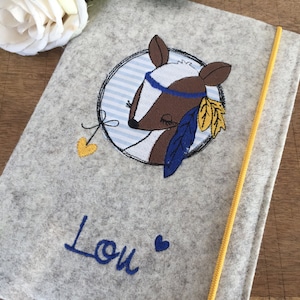 U-Heft-Hülle Wollfilz - boho Reh  mit Federn - Waldfreunde, blau, gelb
