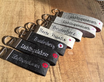Schlüsselanhänger aus Wollfilz personalisiert, Schlüsselband bestickt mit Namen, Herz, Filz