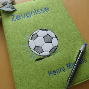 Zeugnismappe " Kick it"  - Filzhülle,Zeugnis-Ordner,Wollfilz,Fußball,Dokumentenmappe